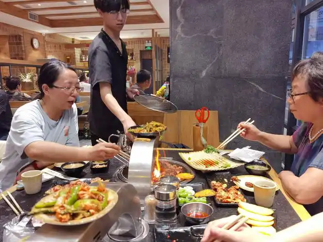 提供工服的餐饮岗位哪里找？这几个招聘渠道实用又靠谱，别错过