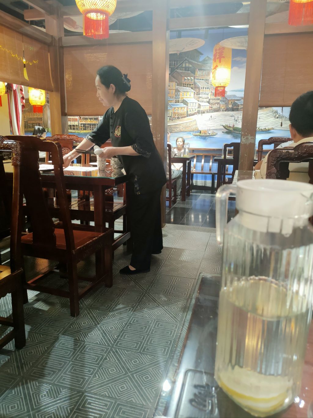 餐饮用工哪家正规？先别急着定，看清资质合同服务再选择