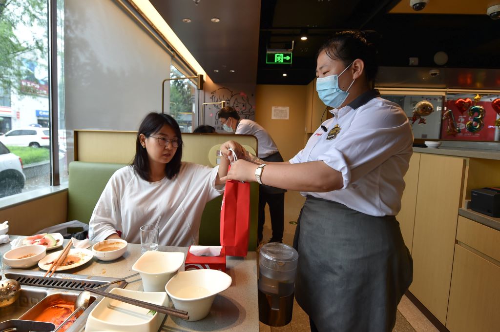 餐饮用工哪家更灵活？提供工服的服务商对比指南